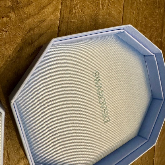 Stunning Swarovski crystal earrings! Used once still in original box. - Picture 4 of 4